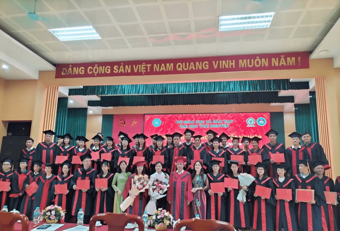 Chụp ảnh cùng sinh viên
