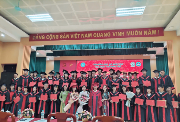 Chụp ảnh cùng sinh viên