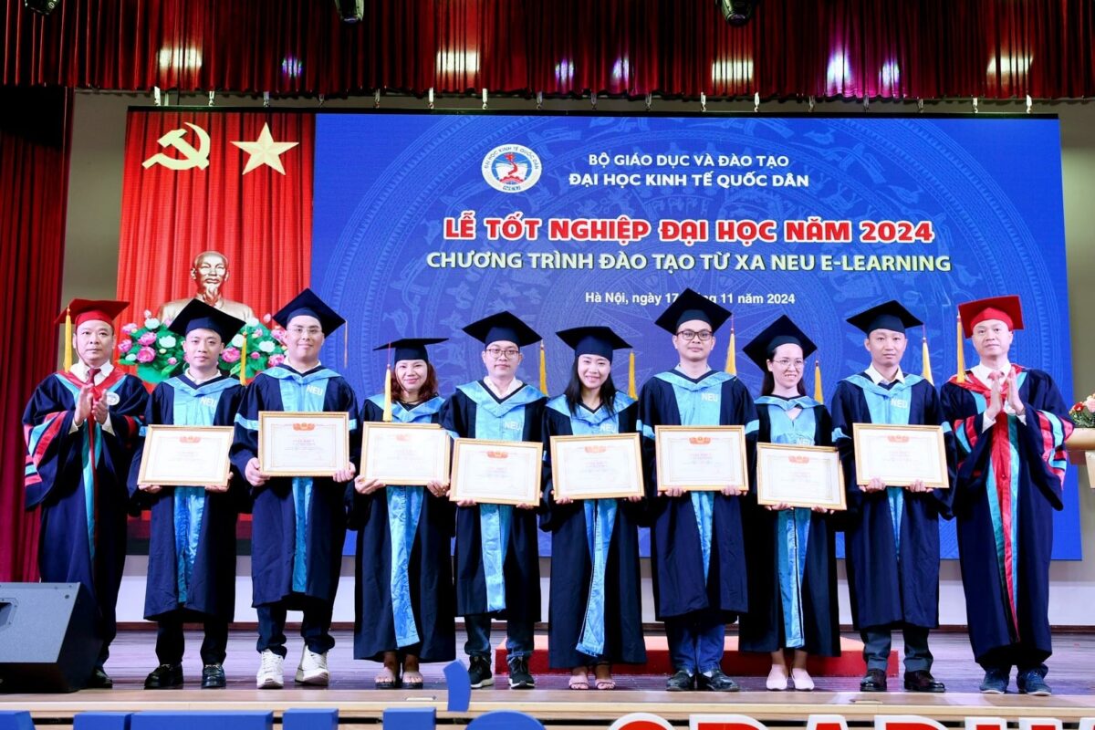 Khoảnh khắc trao bằng tốt nghiệp cho các bạn tân cử nhân