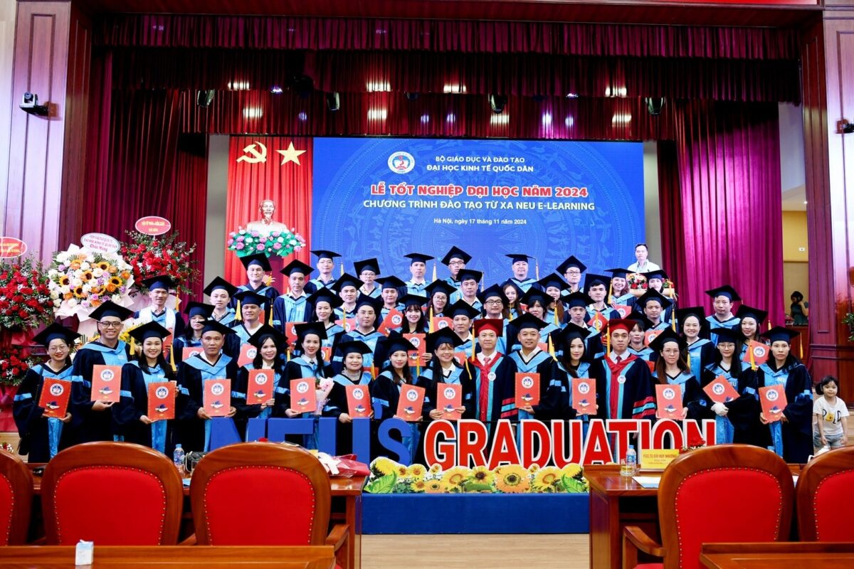 Lễ tốt nghiệp hệ đào tạo từ xa trường Đại Học Kinh Tế Quốc Dân