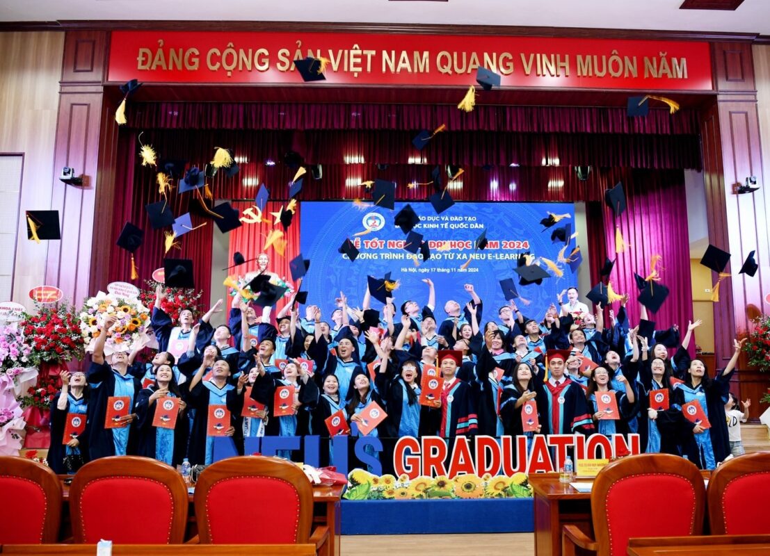 Các bạn tân cử nhân chụp ảnh lưu niệm cùng đại diện Trường