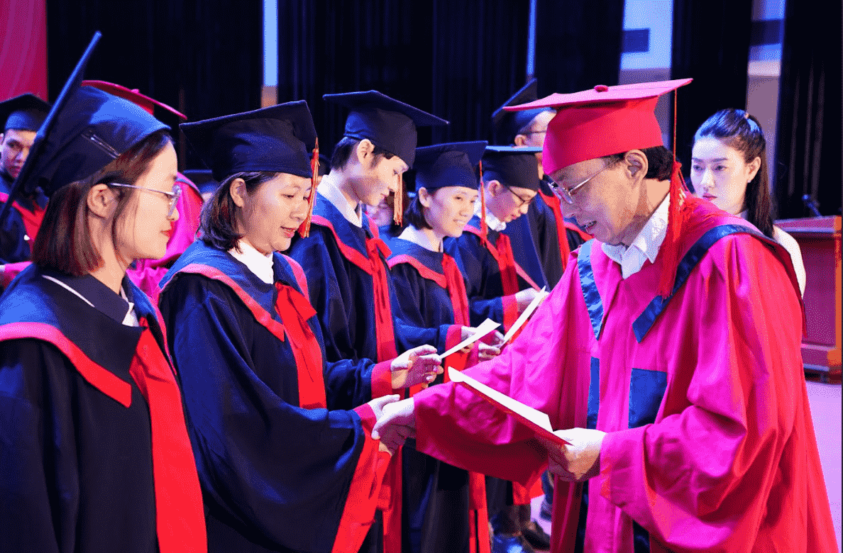 Khoảnh khắc trao bằng, trao cơ hội tới các bạn tân cử nhân 