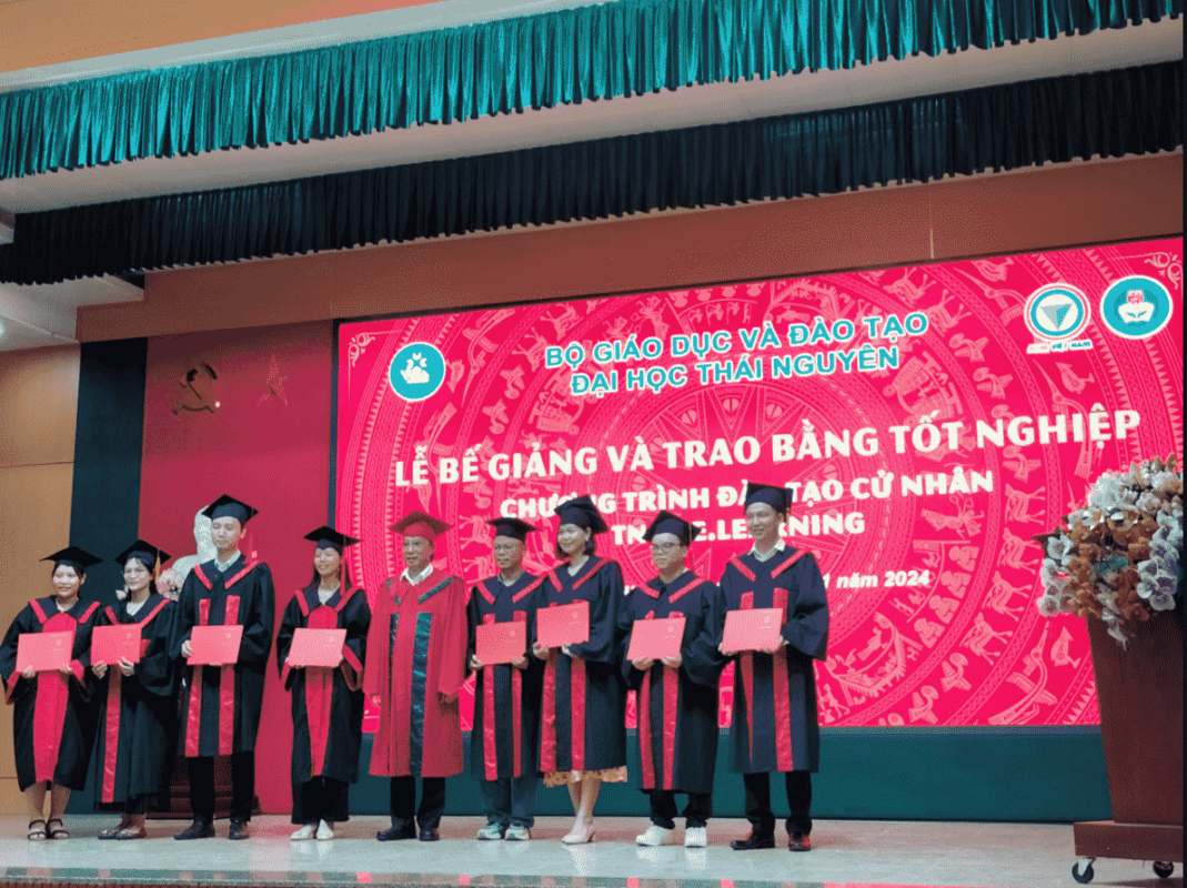 Trao bằng cho tân cử nhân