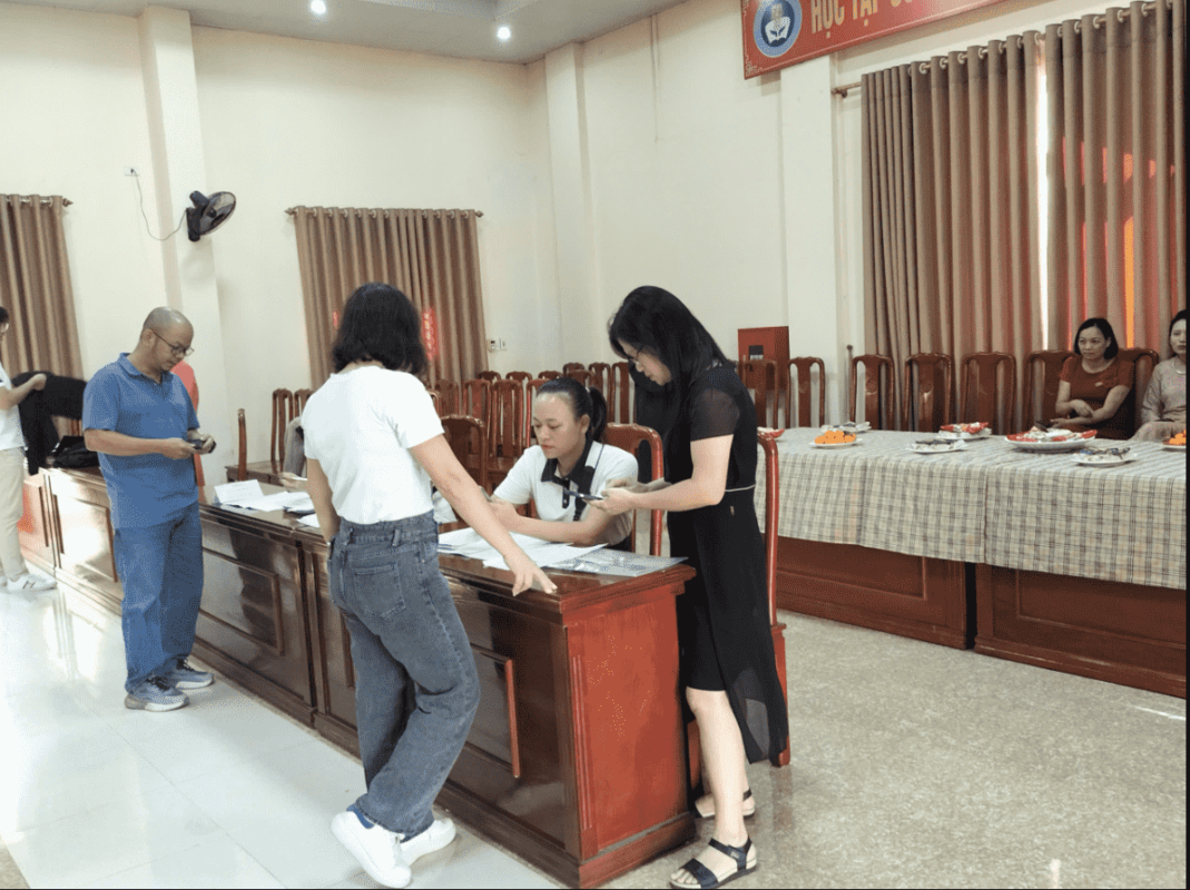 các tân cử nhân xếp hàng tham dự buổi lễ