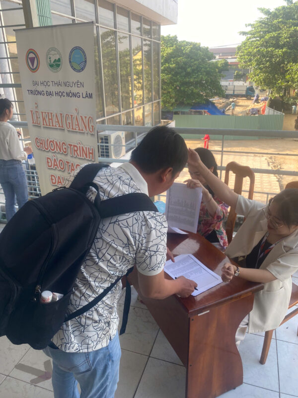 Tân sinh viên hoàn thành thủ tục tham dự lễ khai giảng