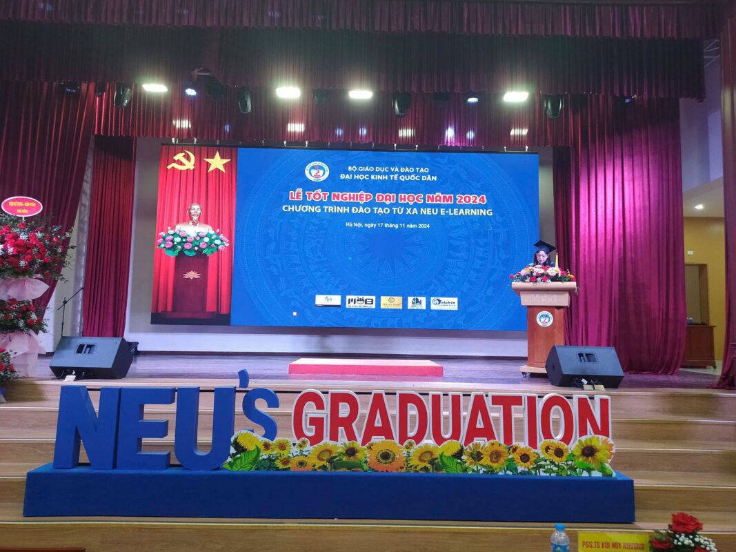 Đại diện tân cử nhân lên phát biểu