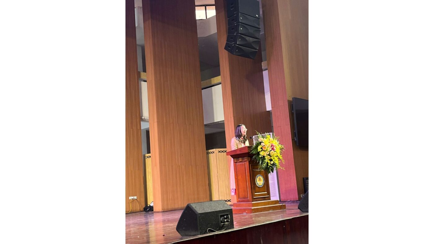 Chị Đậu Bích Thủy - Đại diện công ty AUM Việt Nam phát biểu