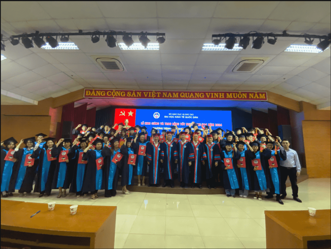 Các bạn sinh viên chụp ảnh lưu niệm với các thầy cô