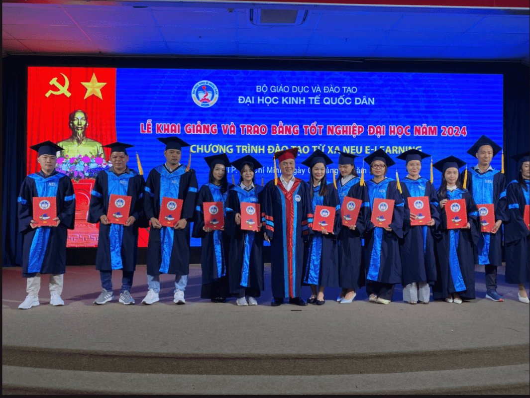 Khoảnh khắc trao bằng tốt nghiệp cho các tân cử nhân