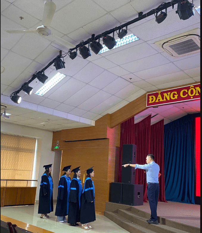 Ban tổ chức tập dượt cho sinh viên lên nhận bằng