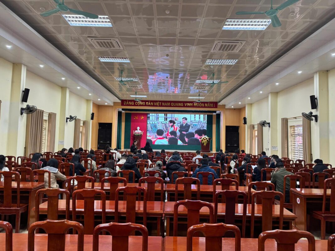 không khí trong hội trường tổ chức buổi lễ