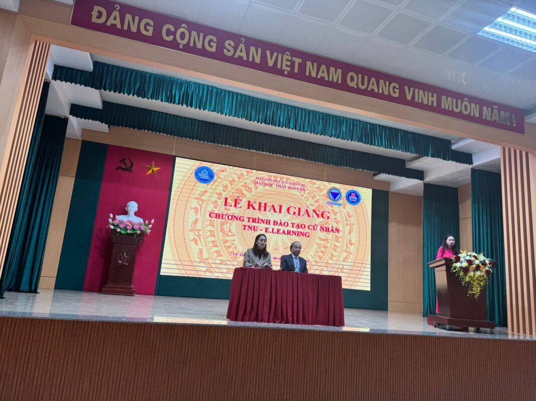 Đại diện Nhà trường, đơn vị liên kết trả lời thắc mắc của học viên