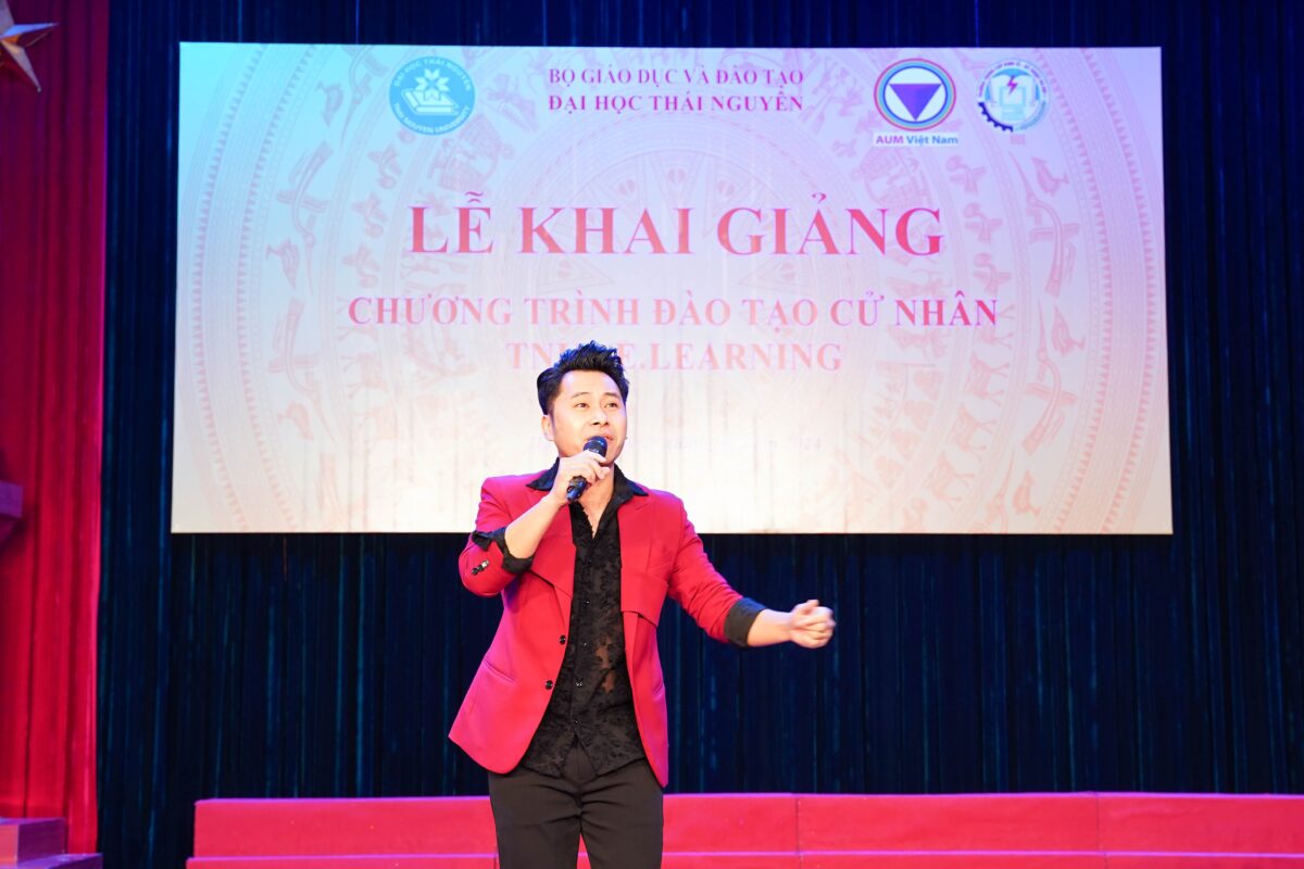 Văn nghệ chào mừng tân sinh viên