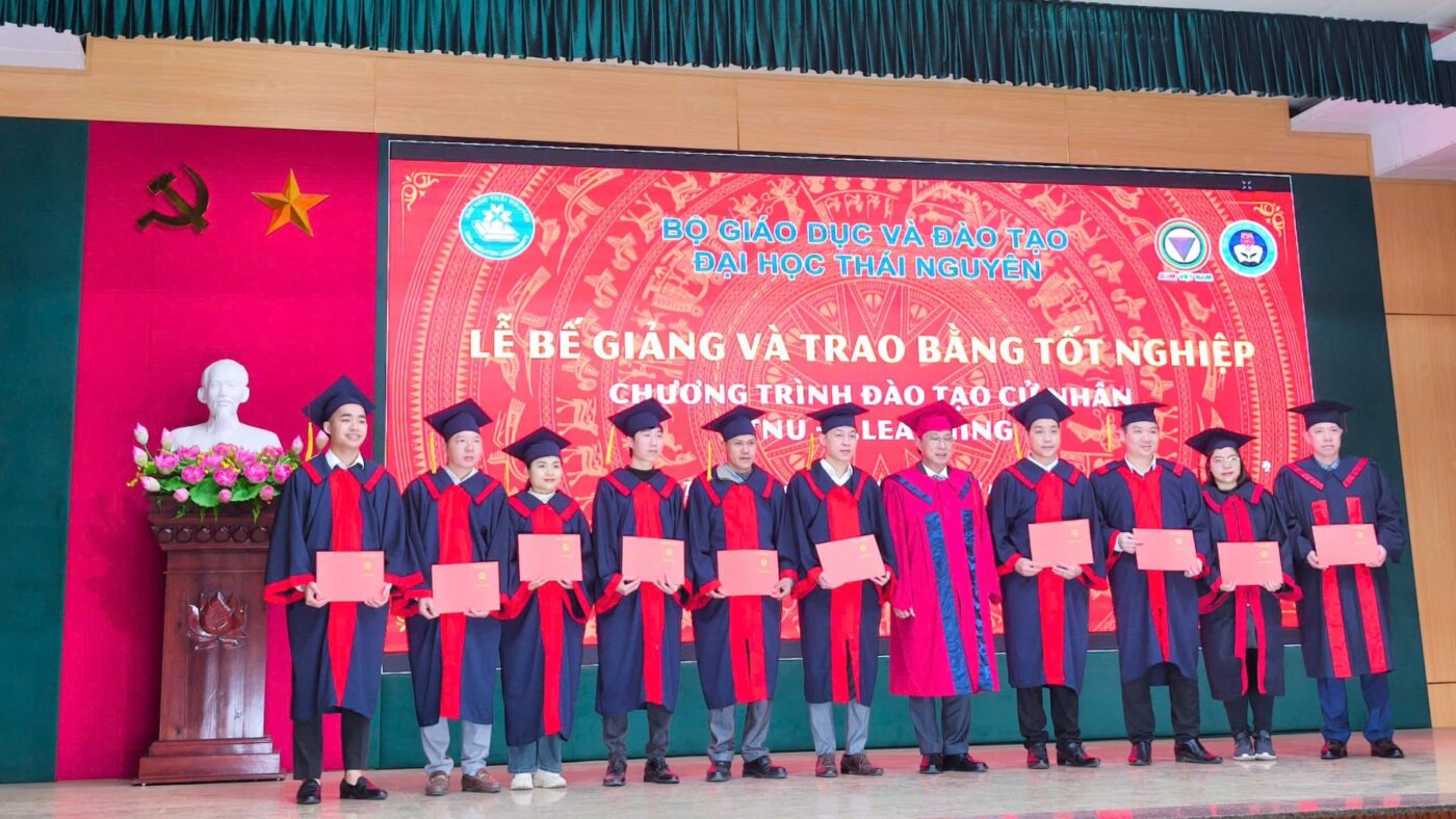 Đại diện trường lên trao bằng cho các tân cử nhân