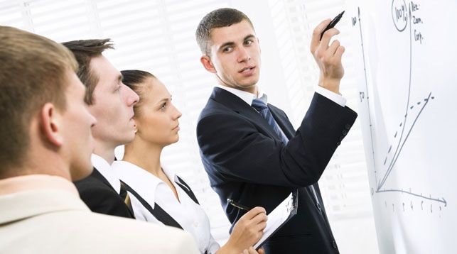 Giảng viên đang giảng bài