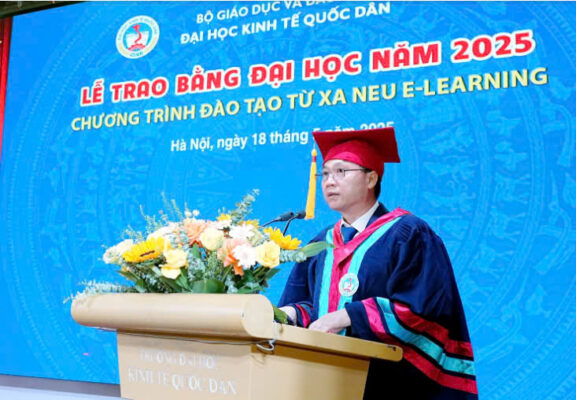 GS - TS Đàm Quang Vinh công bố quyết định tốt nghiệp