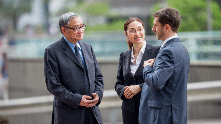 phiên dịch viên đang dịch song ngữ Hàn - Việt