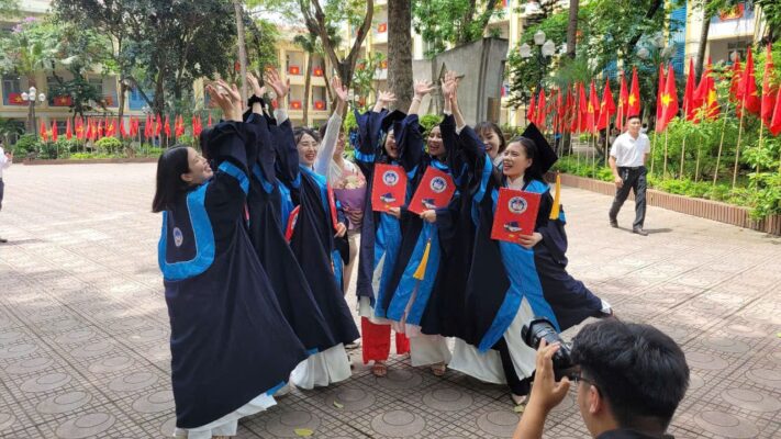 các bạn tân cử nhân rạng rõ chụp ảnh lưu kỷ niệm