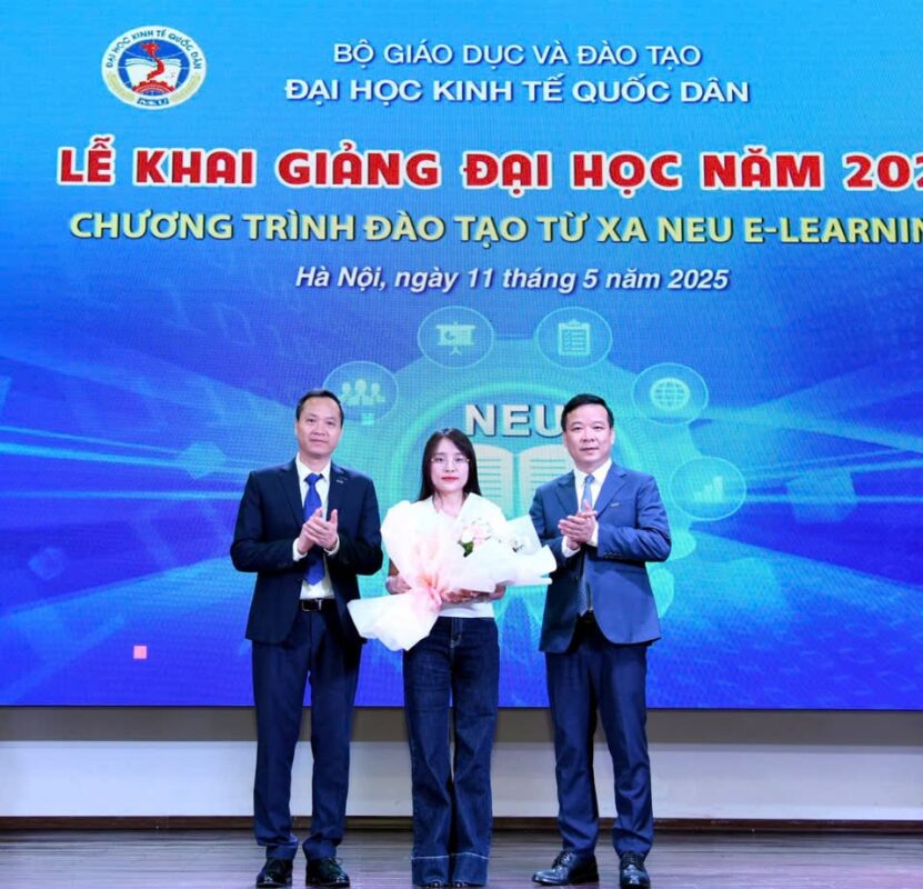 Ban lãnh đạo chụp ảnh với tân sinh viên