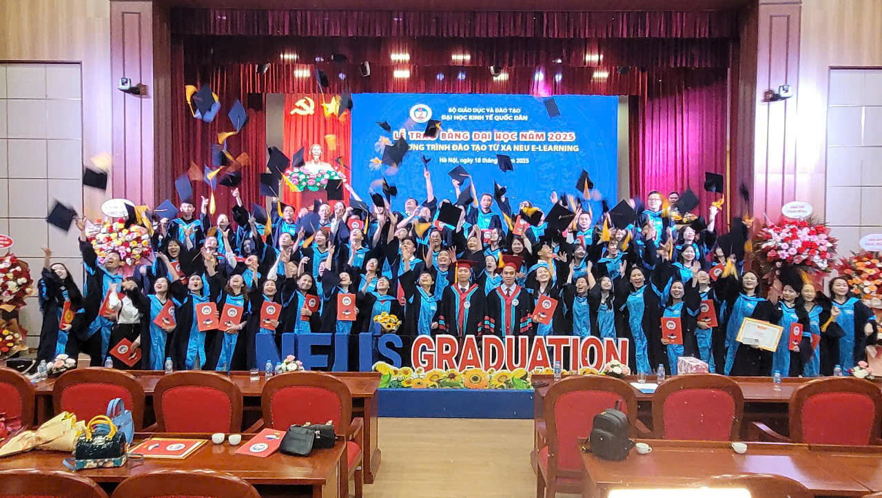 Khoảnh khắc chụp ảnh các bạn tân cử nhân với thầy cô