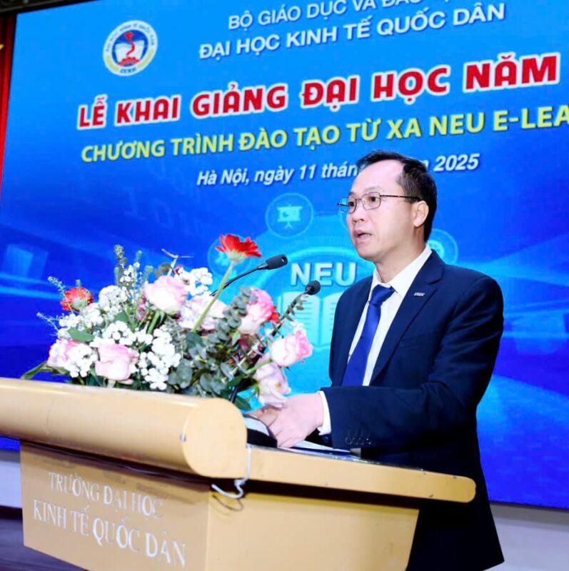 Ban lãnh đạo trường phát biểu chào mừng buổi lễ