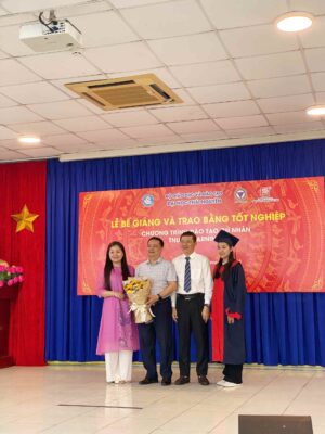Nhà trường tặng hoa cho tân cử nhân