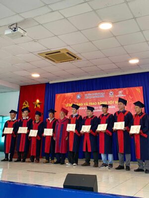 Ban lãnh đạo trường lên tặng hoa và trao bằng tốt nghiệp cho các bạn sinh viên