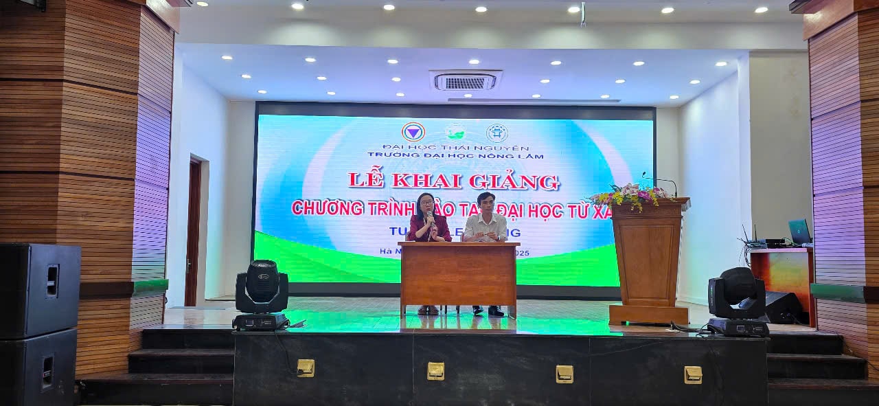 Cán bộ AUM trả lời thắc mắc câu hỏi các bạn học viên