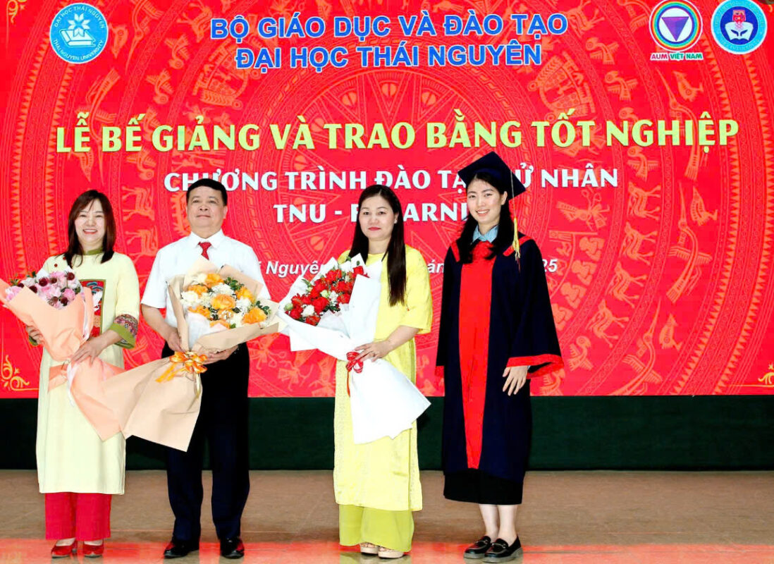 Trao hoa tri ân lãnh đạo nhà trường