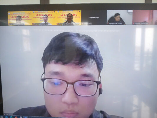 Đại diện Tân sinh viên phát biểu