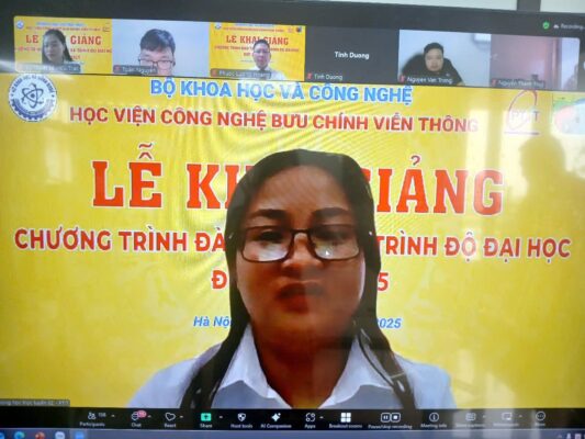 Thầy cô giái đáp thắc mắc của học viên