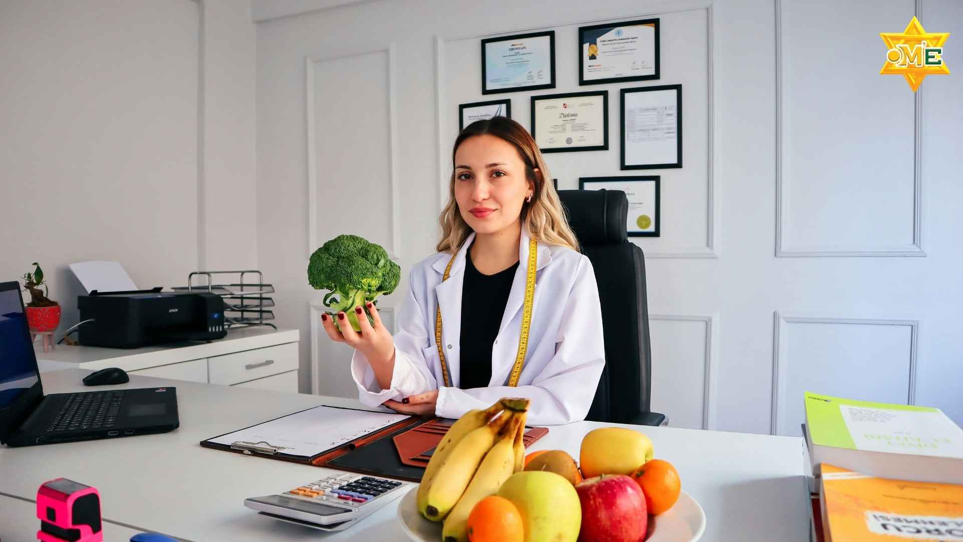 Một chuyên gia dinh dưỡng đang tư vấn cho người lớn tuổi hoặc người gầy yếu tại phòng khám dinh dưỡng.